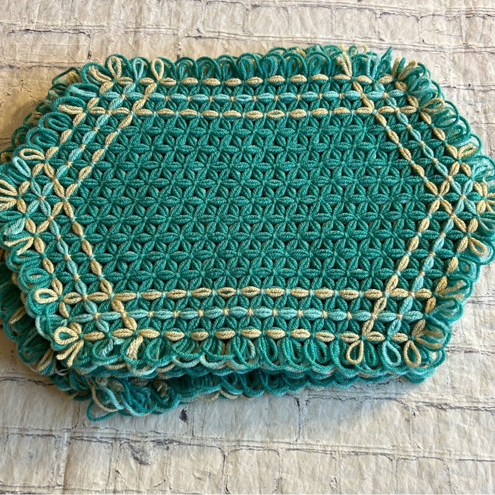 VINTAGE HEXAGON (4) DAISY LOOM TURQUOISE AND CREAM PLACEMATS
